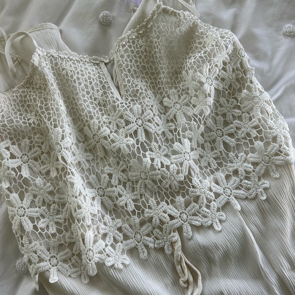 Francesca’s White Romper - Picture 1 of 4